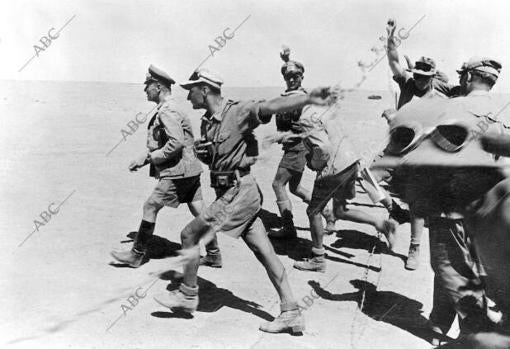 El mariscal Rommel revisa personalmente la primera línea defensiva de sus tropas